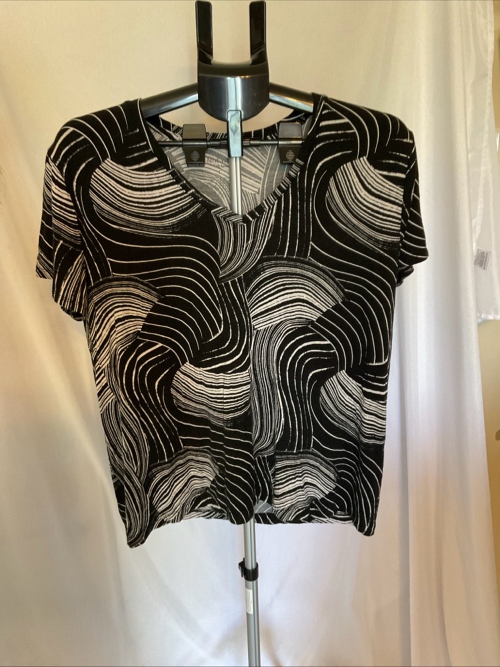 Nine West Black & White Abstract V-Neck Short Sleeve Top